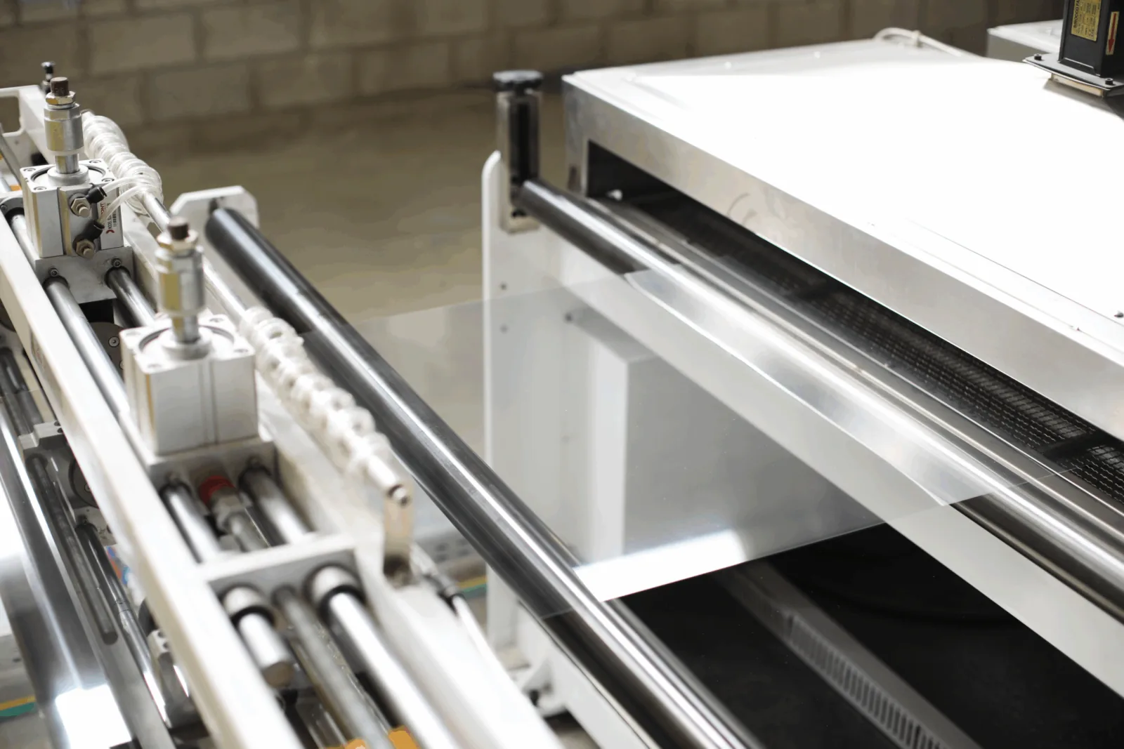 Sheet cooling and conveying section of the production line